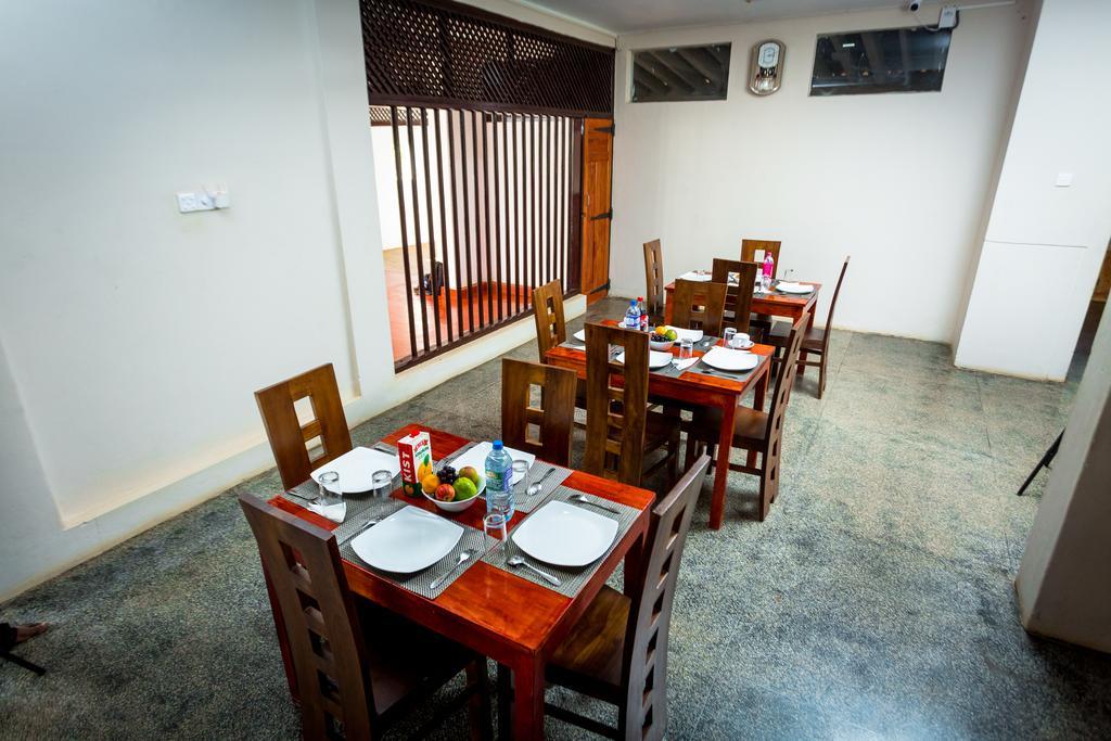Dayanithi Guest House Jaffna Extérieur photo